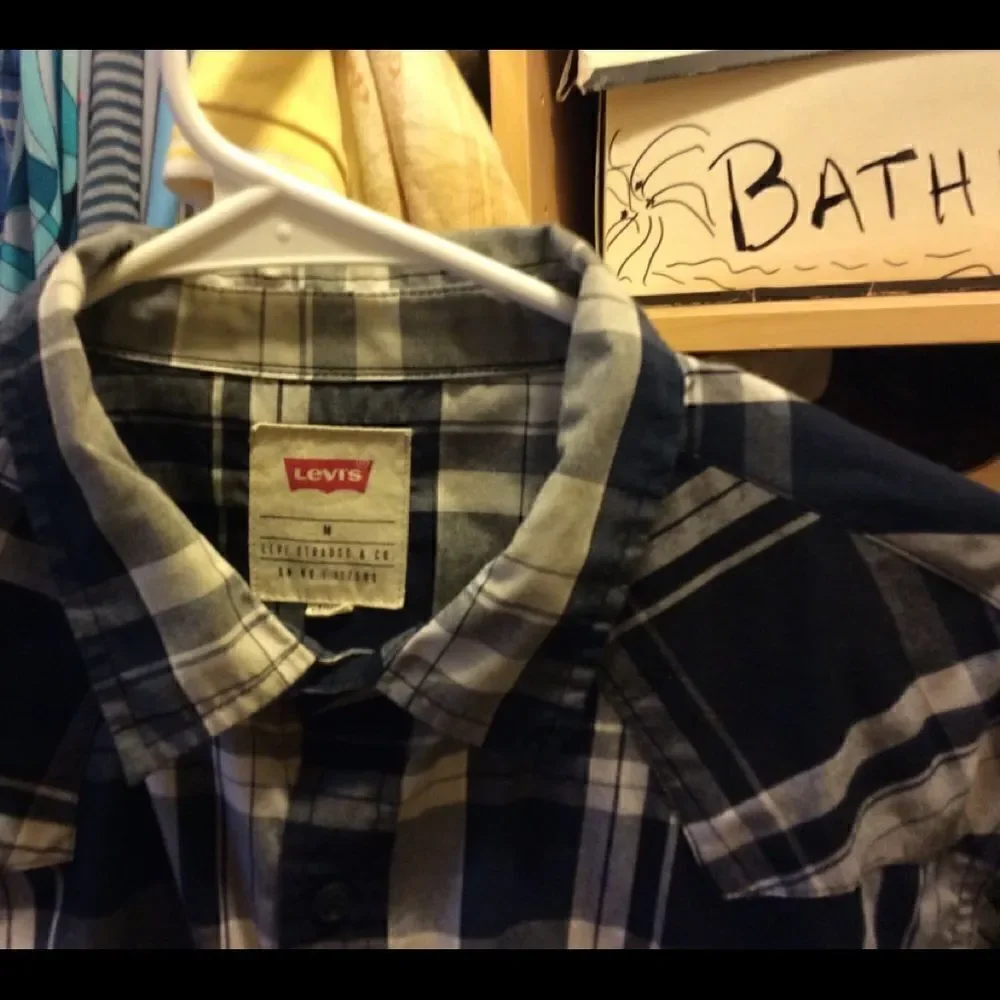 Men’s Levi’s shirt with pockets Small
